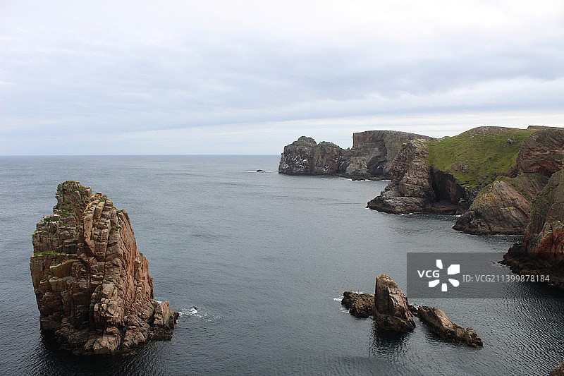 爱尔兰托里岛，海上岩石对着天空的风景图片素材