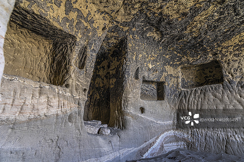 中国西藏阿里地区札达县古格王朝遗址内的岩洞图片素材