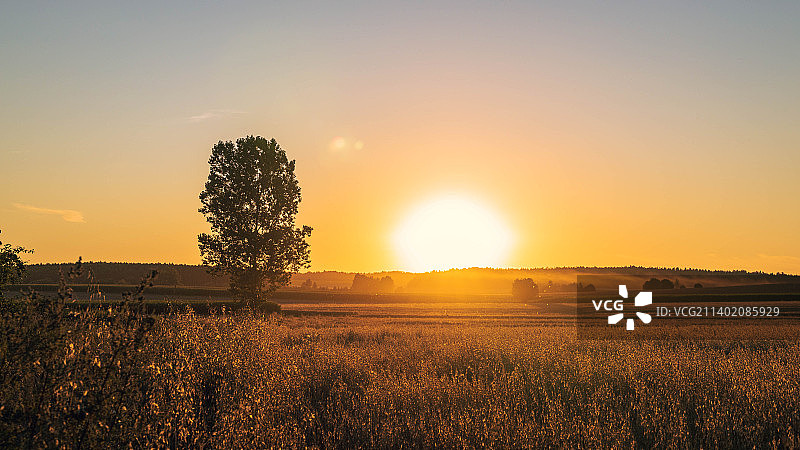 波兰波德拉斯基，日落时天空映衬下的田野风景图片素材