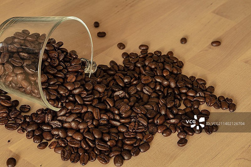 一杯咖啡豆放在木桌上图片素材