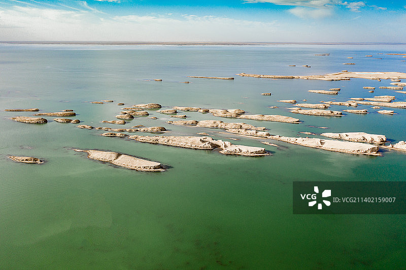 中国青海省水上雅丹与盐湖风光图片素材