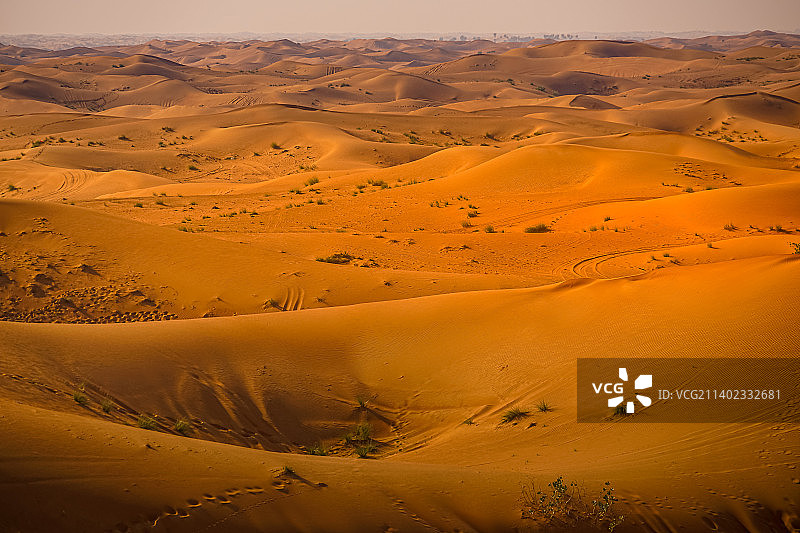天空衬托下的沙漠风景图片素材