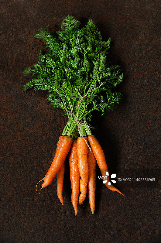 一束带茎的新鲜胡萝卜，产自阿根廷图片素材
