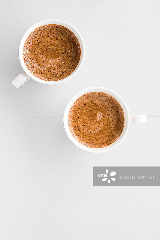 一杯热的法国咖啡作为早餐饮料，Flatlay杯子在白色图片素材