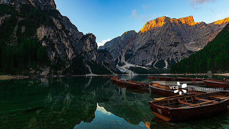 意大利，普拉瑟·维尔德西，群山映衬着天空的湖景图片素材