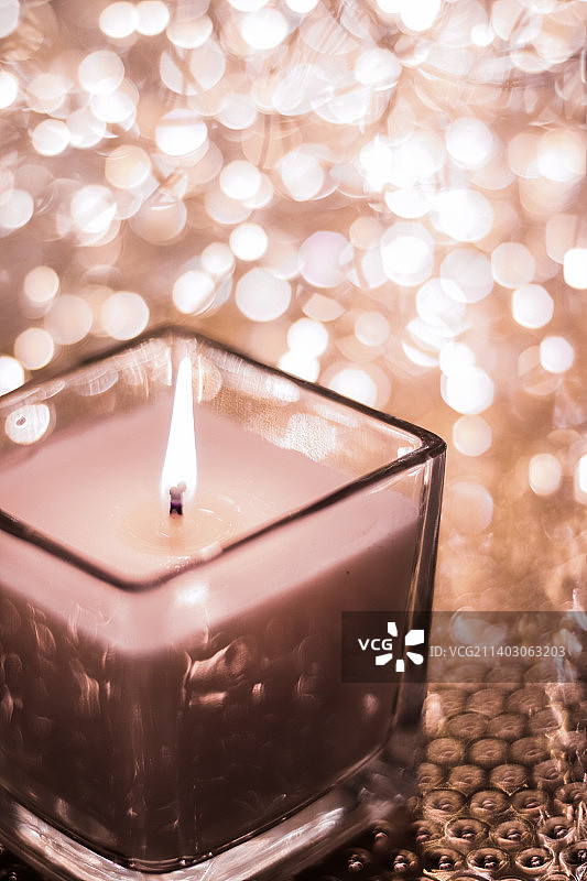 巧克力香蜡烛在圣诞和新年闪闪发光图片素材