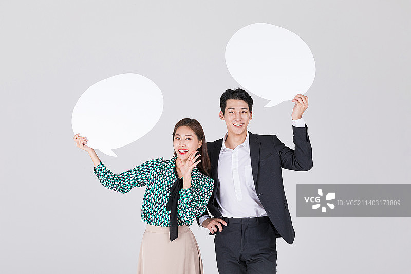 韩国年轻夫妇，男女戴着现代韩服度假演讲泡沫面板图片素材
