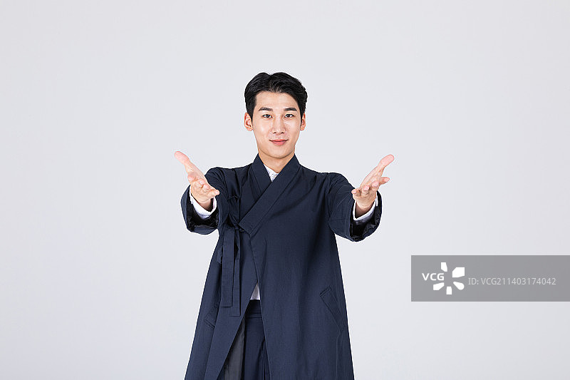 英俊的20多岁的韩国年轻人，穿着现代韩服，穿着韩服图片素材