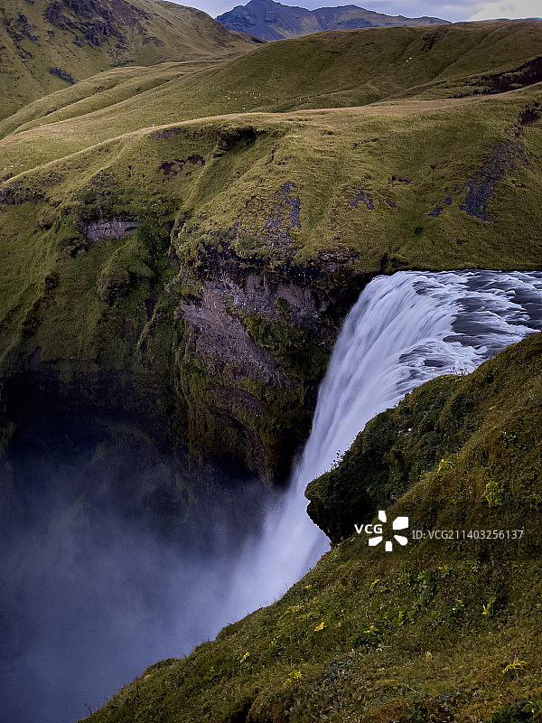 冰岛瀑布映衬天空的风景图片素材