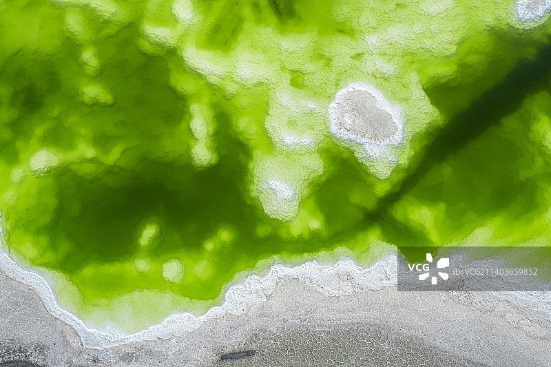 航拍高视角下的青海大柴旦翡翠湖盐湖风景图片素材