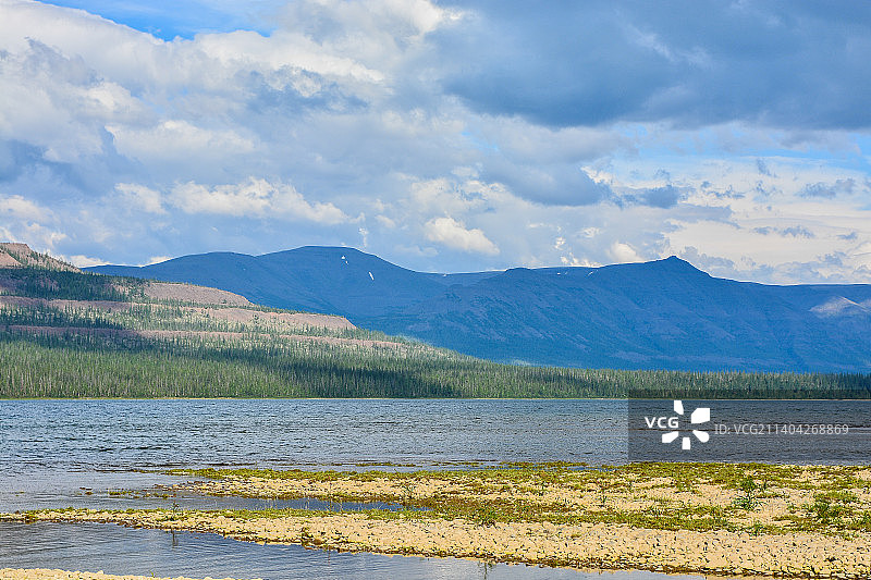 俄罗斯Putorana高原，湖面与天空的映衬图片素材