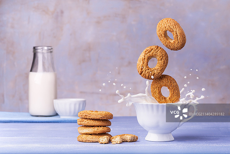 健康早餐，全麦饼干和新鲜牛奶图片素材