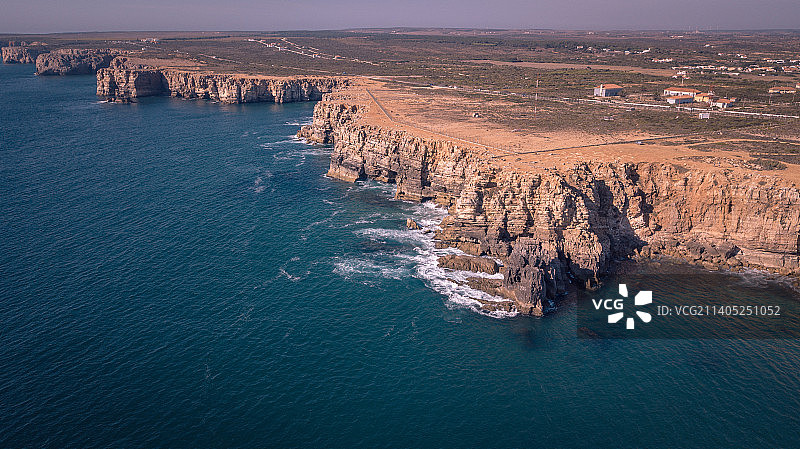 在一个阳光明媚的夏日，葡萄牙阿尔加维美丽的大西洋海滩和悬崖图片素材