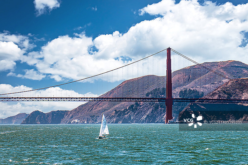 美国旧金山金门大桥前的一搜白色帆船图片素材