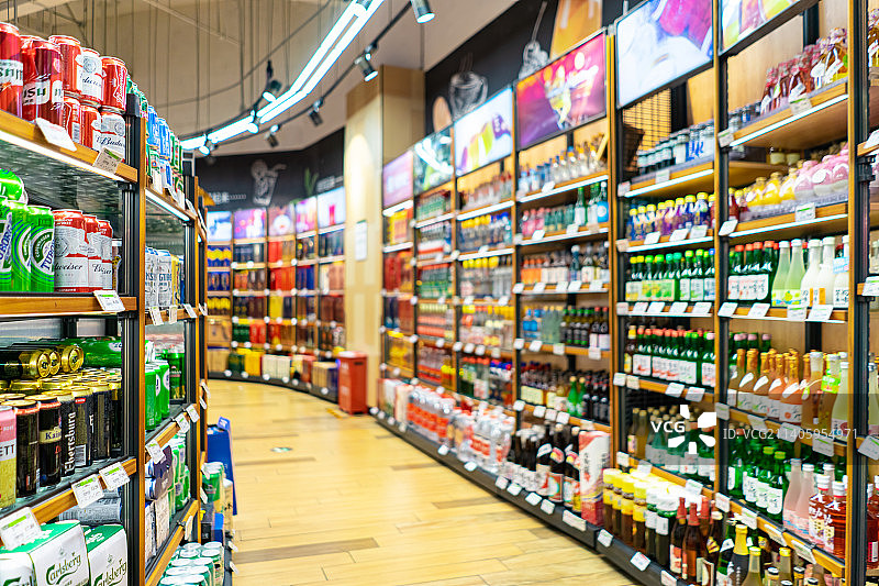 中国饮食产业拍摄主题，超级市场的货架上的啤酒、葡萄酒和饮料，室内无人图像摄影图片素材