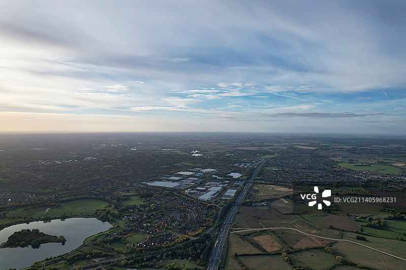天空下的城市景观鸟瞰图，英国，英国图片素材