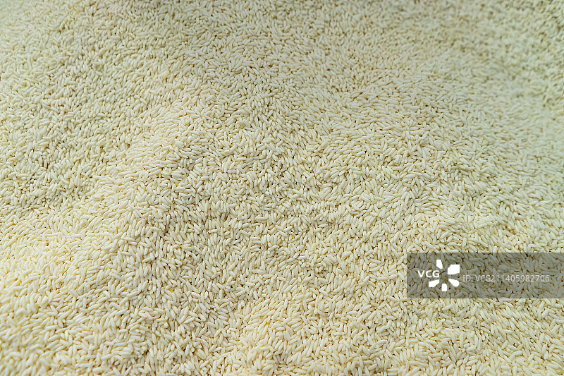 中国五谷杂粮拍摄主题，正上方视角拍摄一堆白色的长粒大米，室内无人图像摄影图片素材
