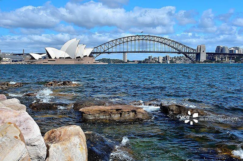 远眺蓝天下的澳大利亚悉尼歌剧院图片素材