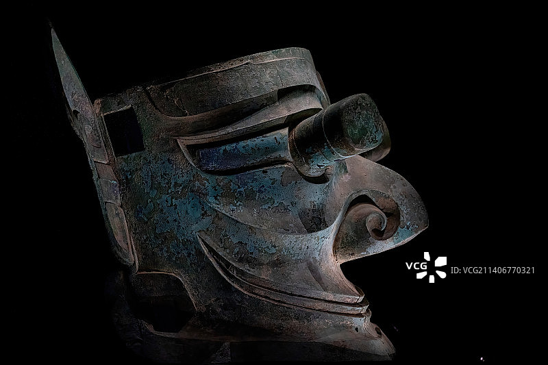 广汉三星堆遗址博物馆青铜纵目面具图片素材