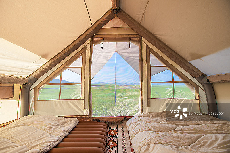 夏季草原露营营地帐篷室内窗外风景图片素材