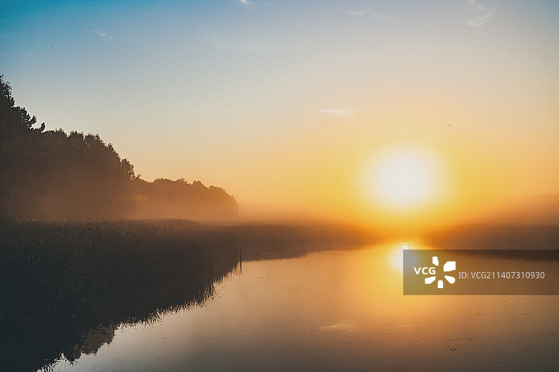 日落时分，波兰格拉贝克的湖面与天空的映衬图片素材