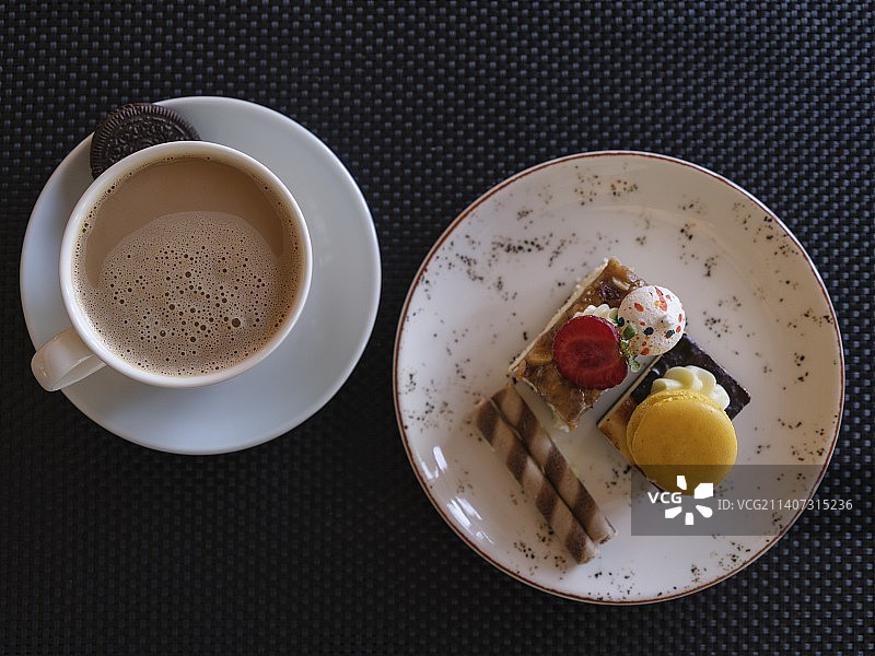 正上方的甜点和咖啡在桌子上，temanggong，印度尼西亚图片素材
