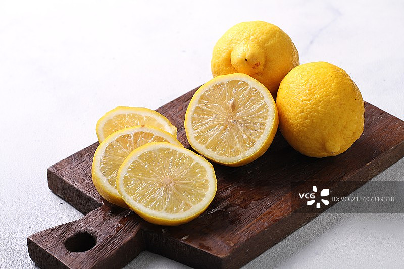 切菜板上柠檬的高角视图图片素材