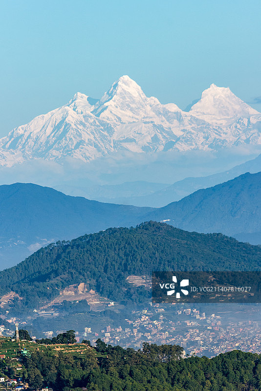 尼泊尔，雪山与天空的对比图片素材