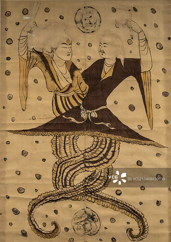 唐人绘《伏羲女娲像》轴（唐，中国国家博物馆藏。此图彩绘人首蛇身的伏羲与女娲，以手搭肩相依，蛇尾相交）图片素材