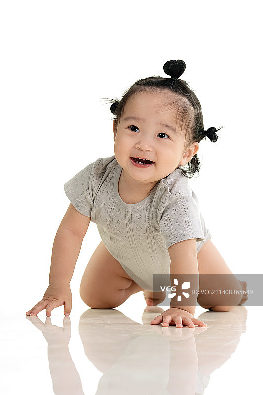 可爱的女宝宝在地板上玩耍图片素材