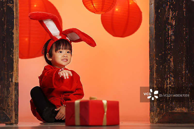 可爱的东方儿童庆扮演兔子迎新年图片素材