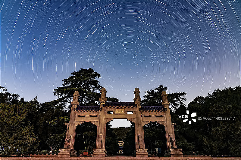 南京钟山风景名胜区中山陵博爱坊的星轨夜景图片素材