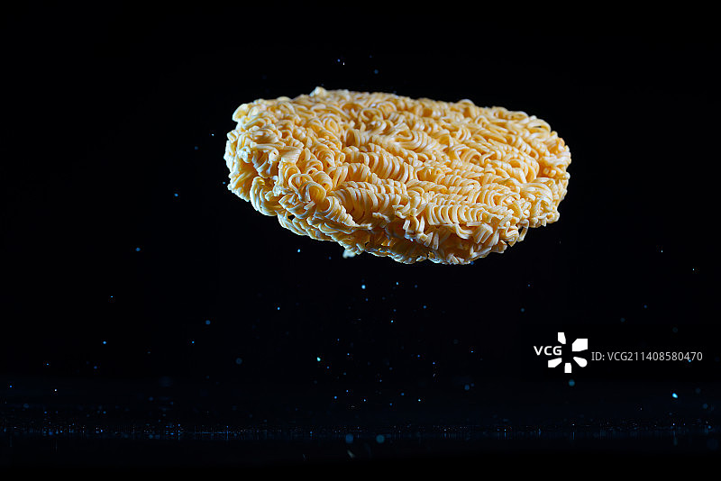 鸡蛋面方便面面饼在黑色背景上跳起来高速棚拍广告素材图片素材