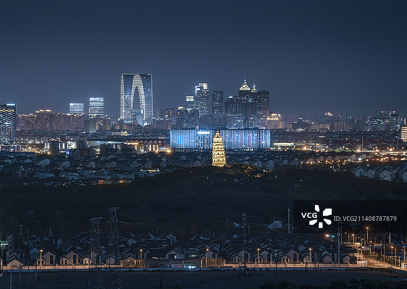 中国江苏省苏州市虎丘塔与东方之门--城市夜景风光图片素材