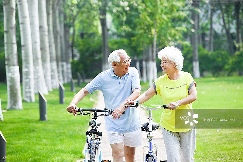 幸福的老年夫妇骑自行车图片素材