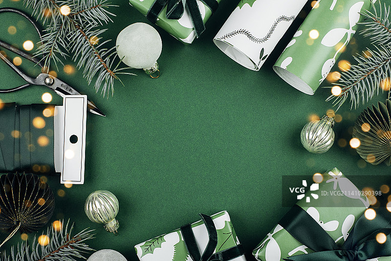 圣诞卡片框架与杉树，礼品盒和圣诞装饰的绿色背景图片素材