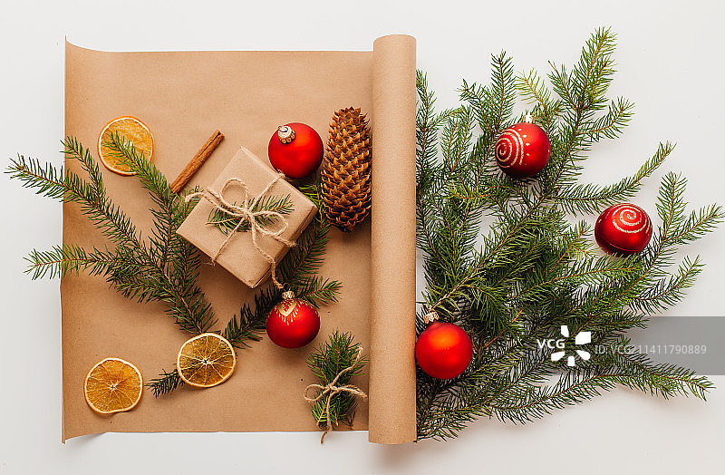 礼盒与自然圣诞装饰图片素材