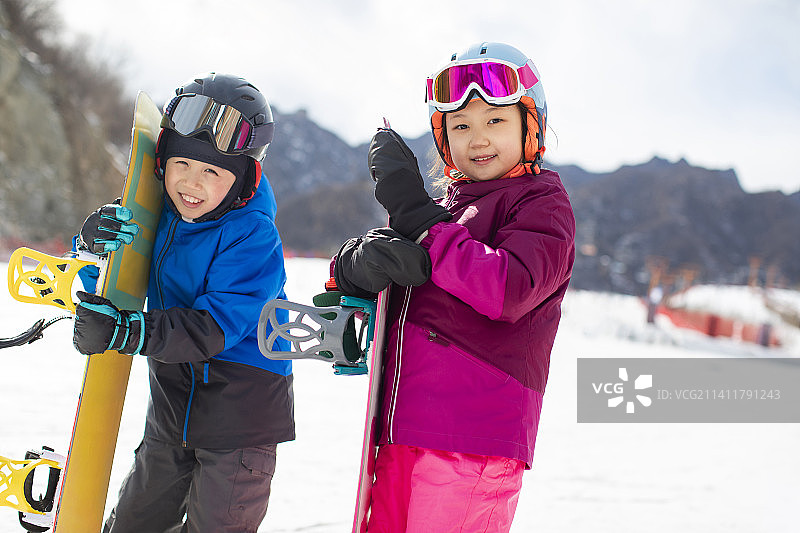 可爱的儿童在滑雪场玩图片素材
