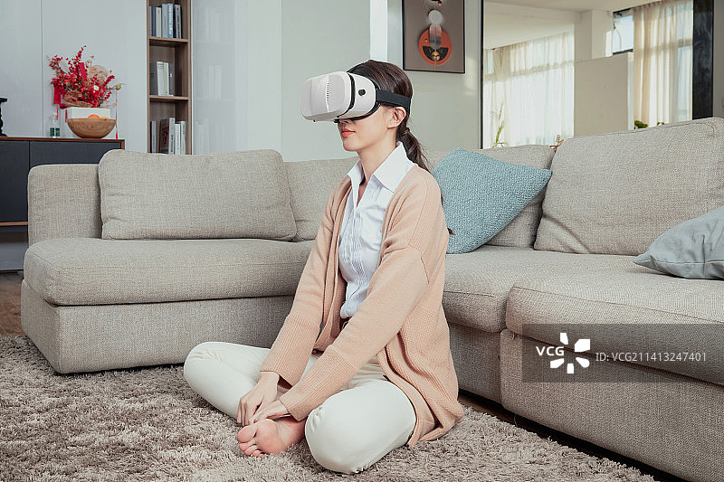 头戴VR娱乐的年轻女人图片素材