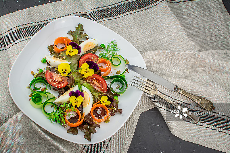 新鲜的自制沙拉配可读花，英国，英国图片素材