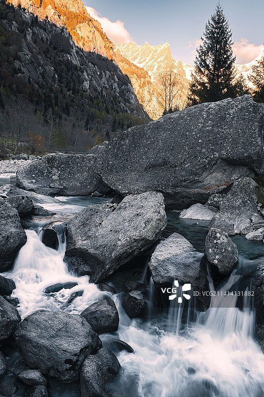 河流穿过岩石的景色图片素材