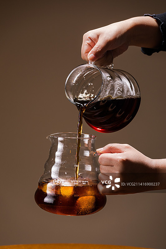 咖啡馆餐桌上的手冲咖啡器具滤杯分享壶图片素材