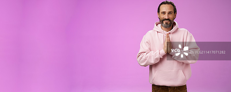 和平有吸引力的胡须成熟的邮件模特在时尚的粉红色卫衣图片素材