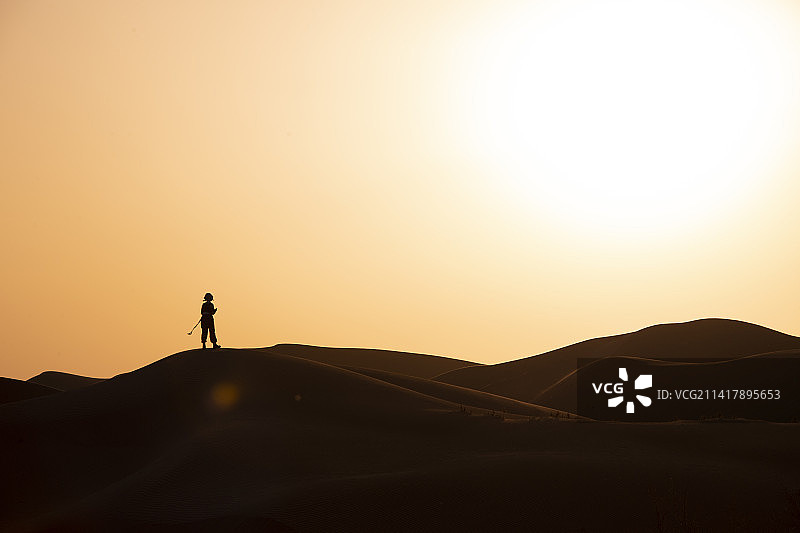 恩格贝沙漠夕阳剪影图片素材