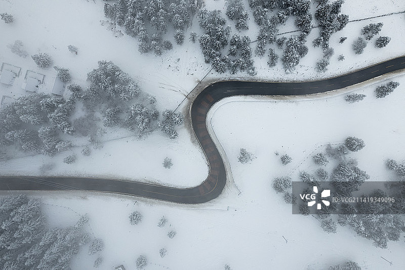 雪后蜿蜒的公路图片素材