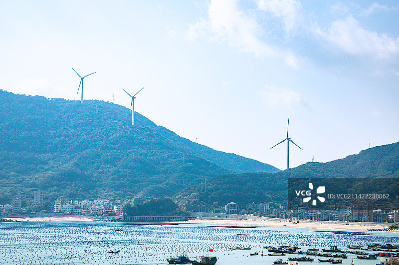 福建省福州市连江县-蓝天映衬下的海湾渔港风景图片素材