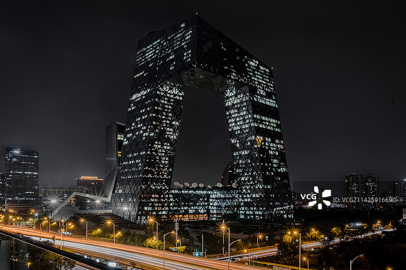 北京中央电视台总部大楼夜景图片素材