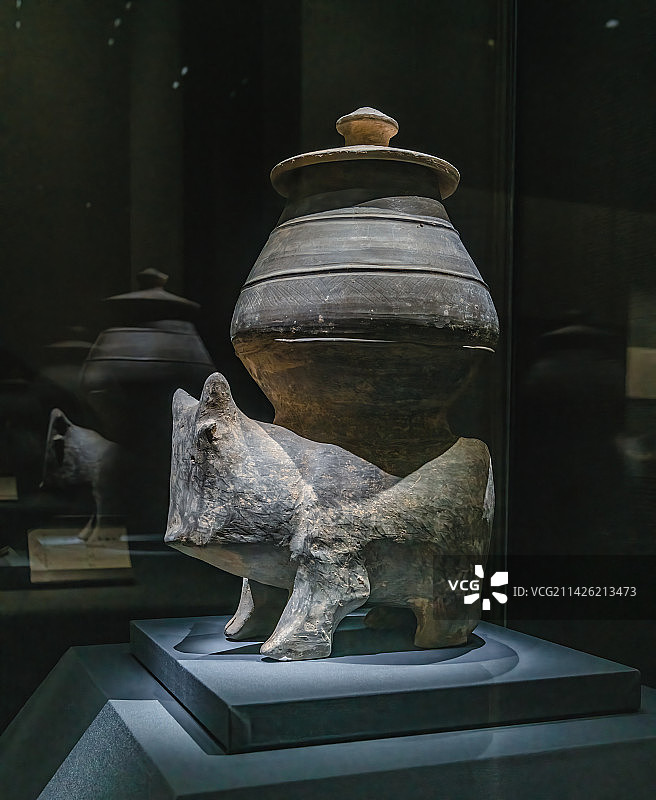 中国战国时期灰陶，灰陶兽形尊图片素材