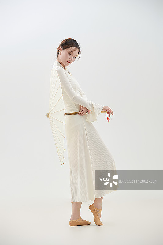 穿着白色旗袍头戴绢花的跳古典舞的少女图片素材