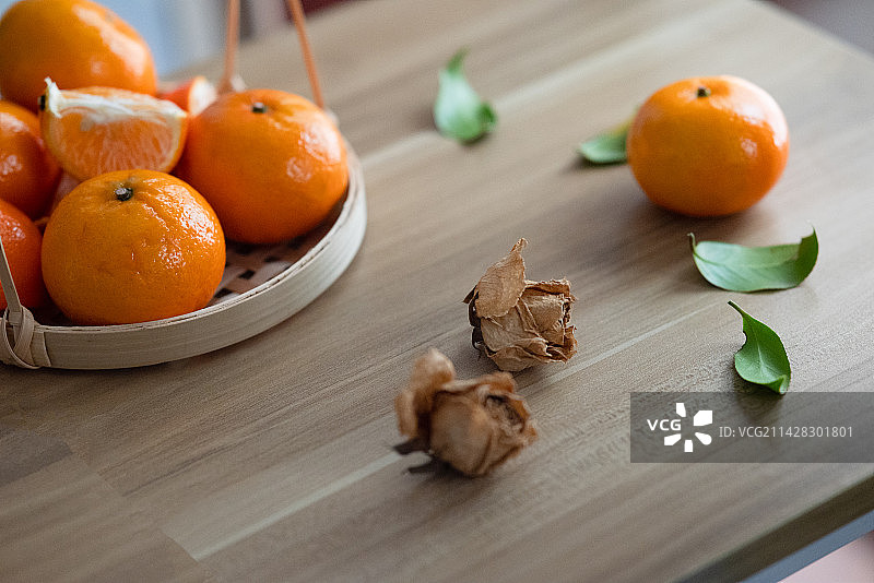 桌子上碗里的橘子水果特写镜头图片素材